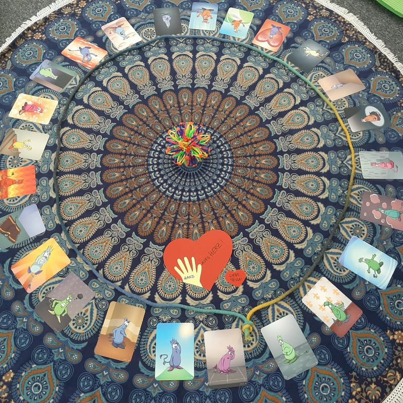 Mandala-Decke mit Gefühlskarten im Kreis und einem roten Herz in der Mitte